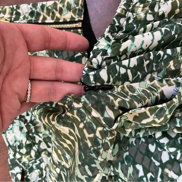 Guess Women's Sz 2 Green Snake Tank Cropped Jumpsuit Wide Leg Open Back Vacation - Picture 7 of 15